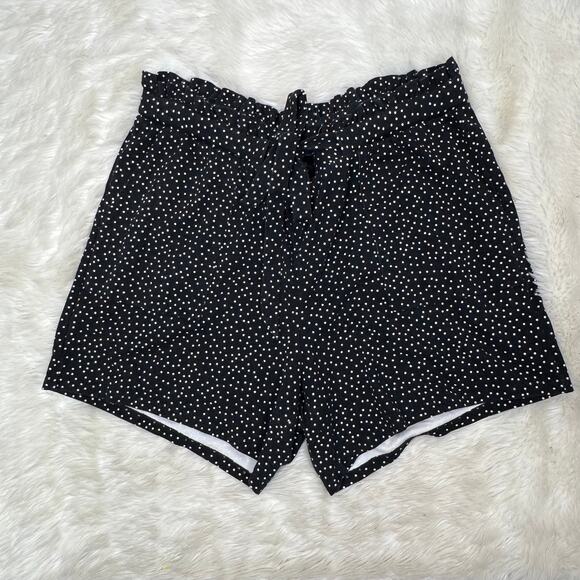 Torrid 5" Pull-On Studio Luxe Ponte Mid-Rise Paperbag Waist Short - Picture 1 of 9